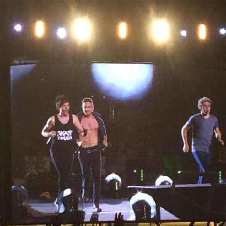 Louis Tomlinson Rips Open Liam’s Shirt In Concert – Hollywood Life