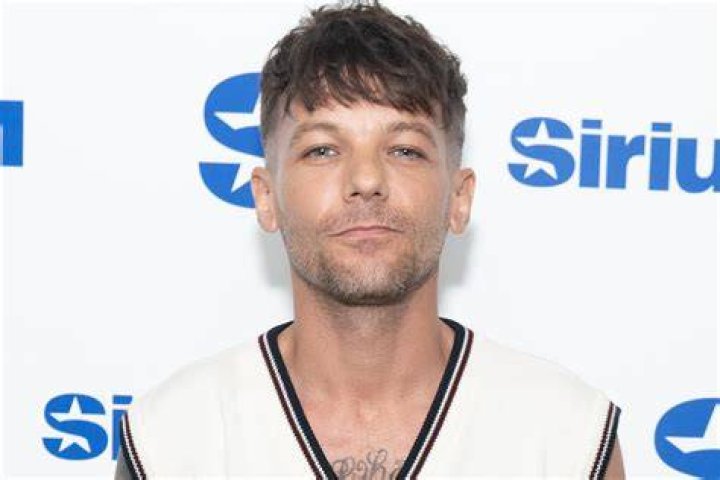 Louis Tomlinson’s Girlfriend Attacked On Twitter By Briana Jungwirth — See Scathing Tweet