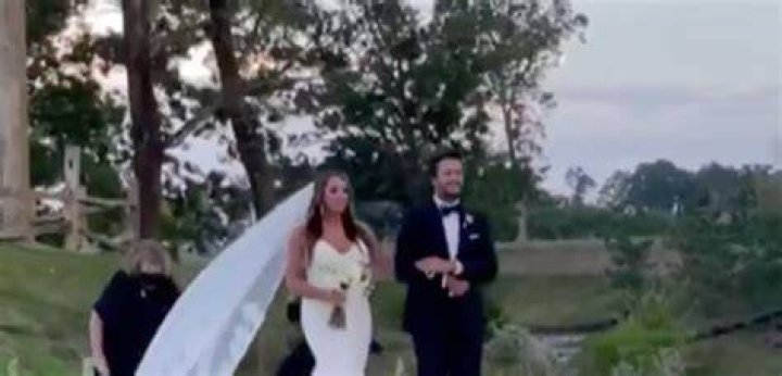 Luke Bryan’s Niece Has Wedding & He Walks Her Down The Aisle – Hollywood Life