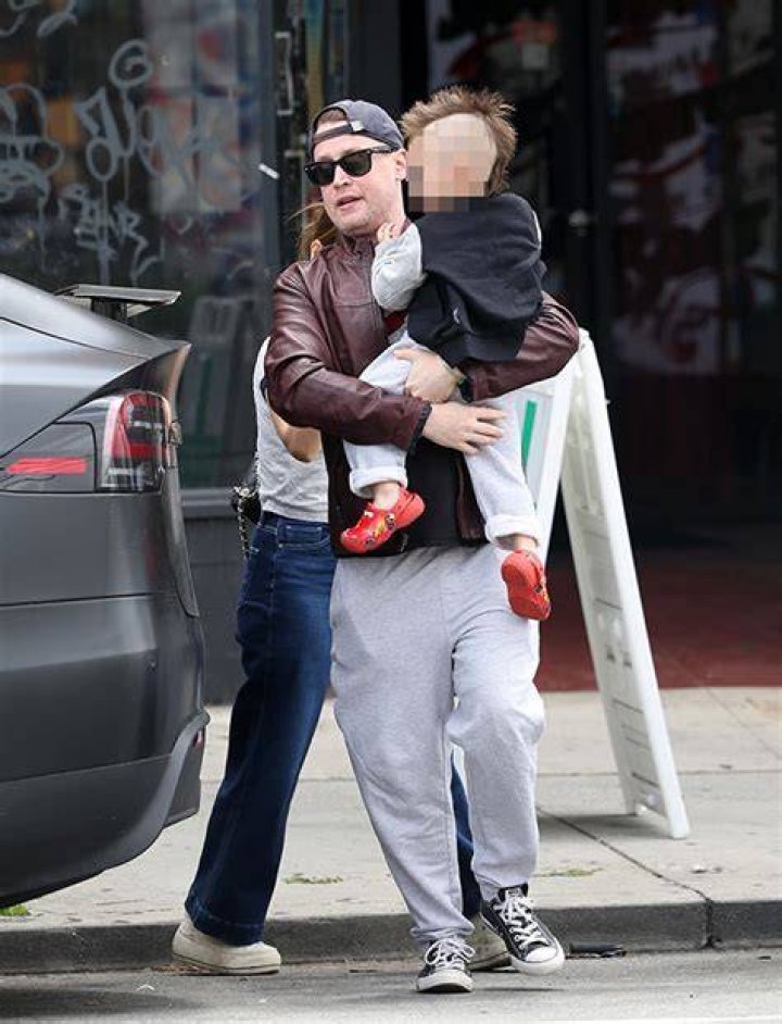 Macaulay Culkin & Brenda Song Take Son For Mohawk Haircut: Photos – Hollywood Life