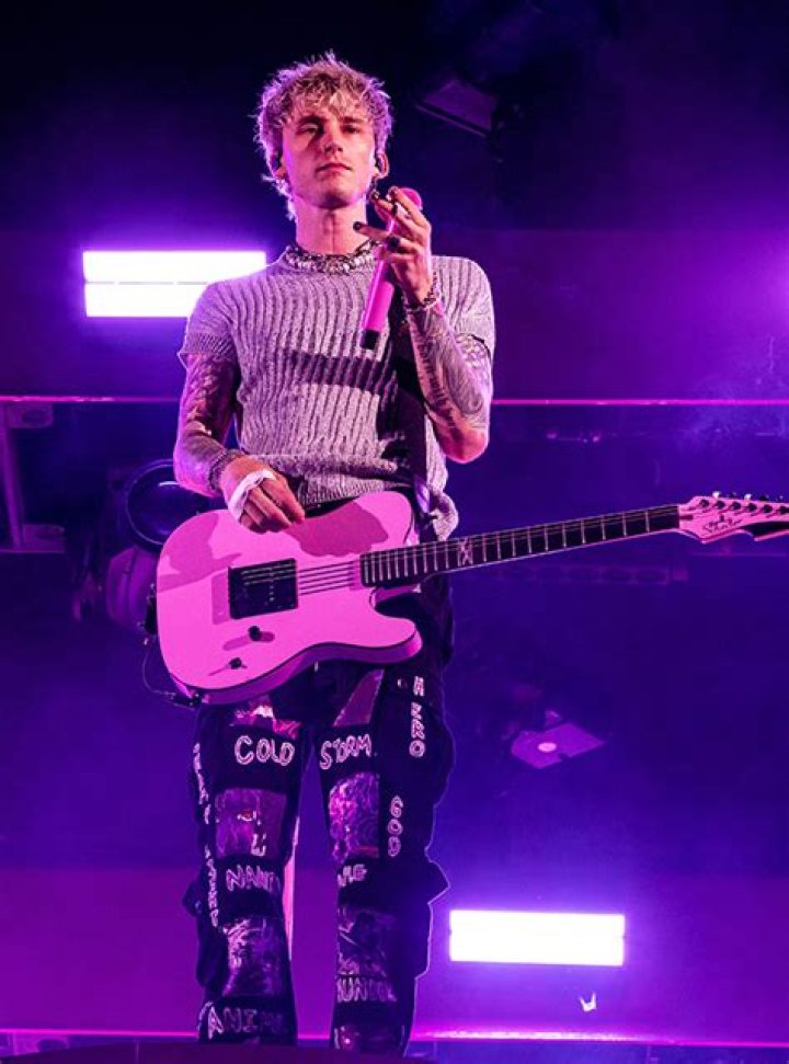 Machine Gun Kelly Blasts Grammys After His Album Gets Snubbed: ‘WTF’ – Hollywood Life
