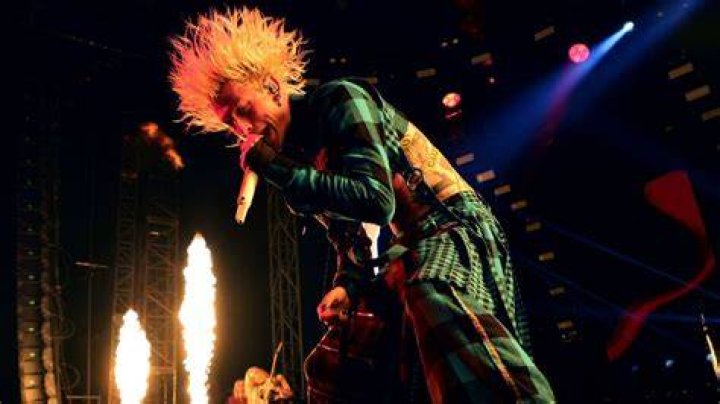 Machine Gun Kelly ‘Electrocuted’ During Super Bowl Performance – Hollywood Life