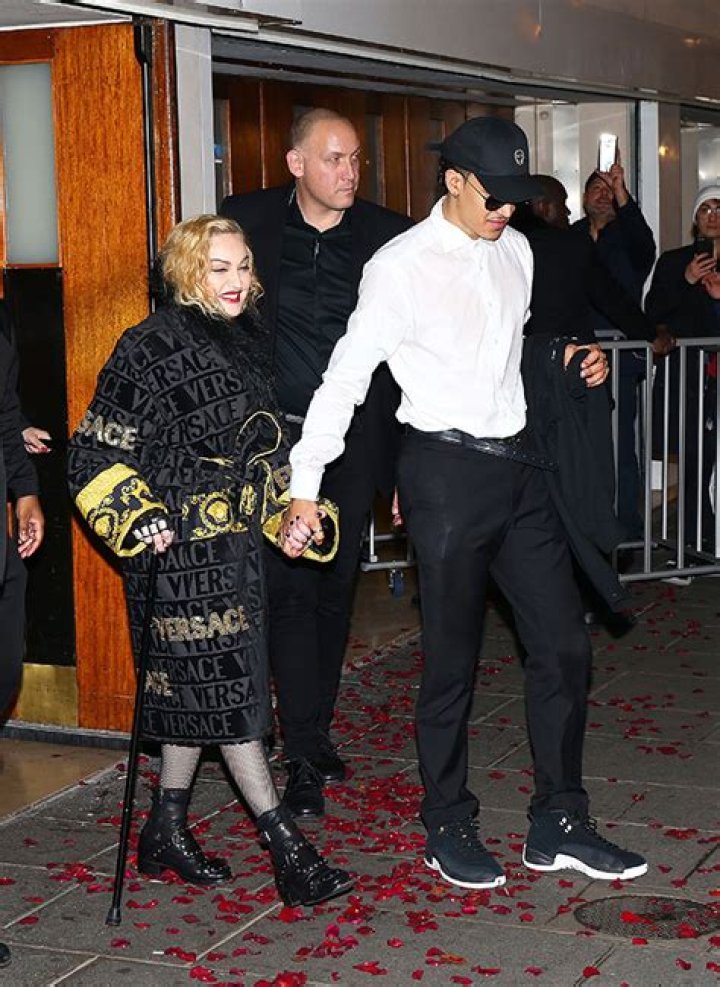 Madonna & Boyfriend Kiss In Sexy New Video – Hollywood Life