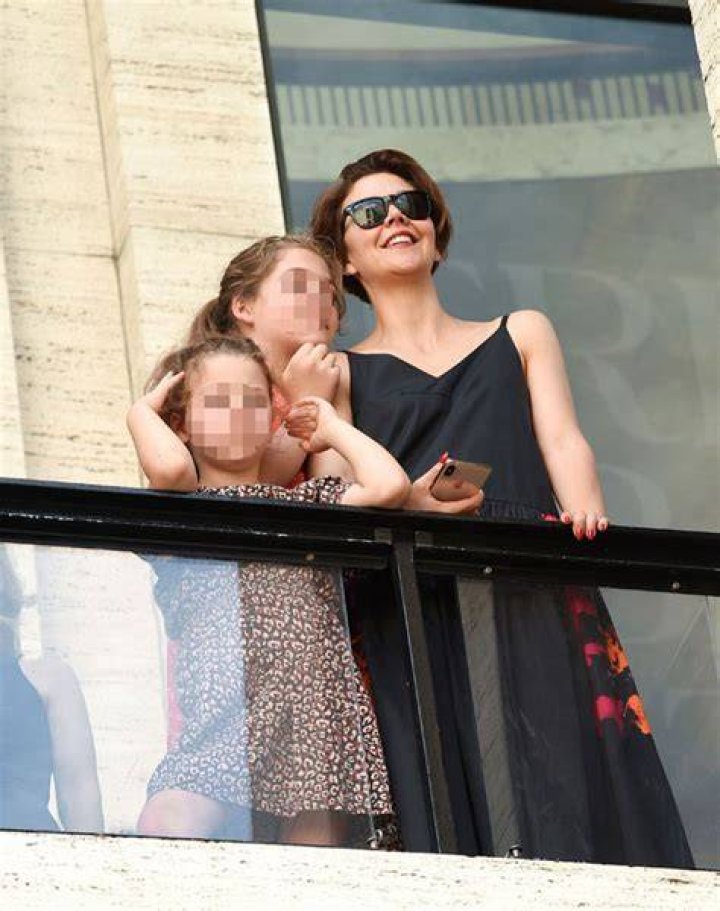 Maggie Gyllenhaal & Daughter Ramona Head To Lunch In NYC — Pics – Hollywood Life