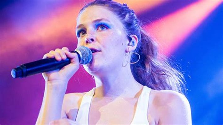 Maggie Rogers: 5 Things About The Singer Performing On ‘Saturday Night Live’