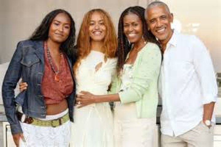 Malia Obama, 20, Rocks Camisole & Jeans On Vineyard Tour With Mom Michelle In France