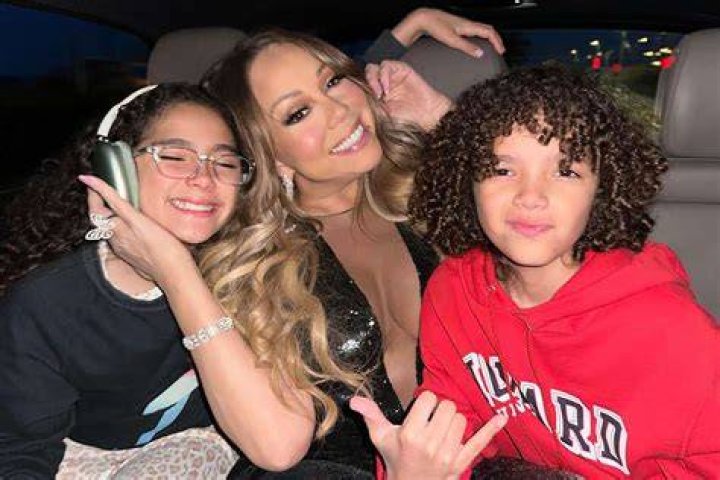Mariah Carey & Daughter Monroe Twin With Their Hair In New Photo – Hollywood Life