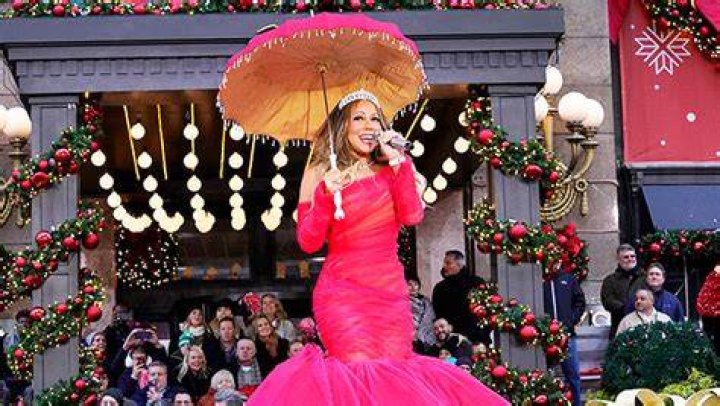 Mariah Carey’s Macy’s Thanksgiving Day Parade Christmas Performance – Hollywood Life