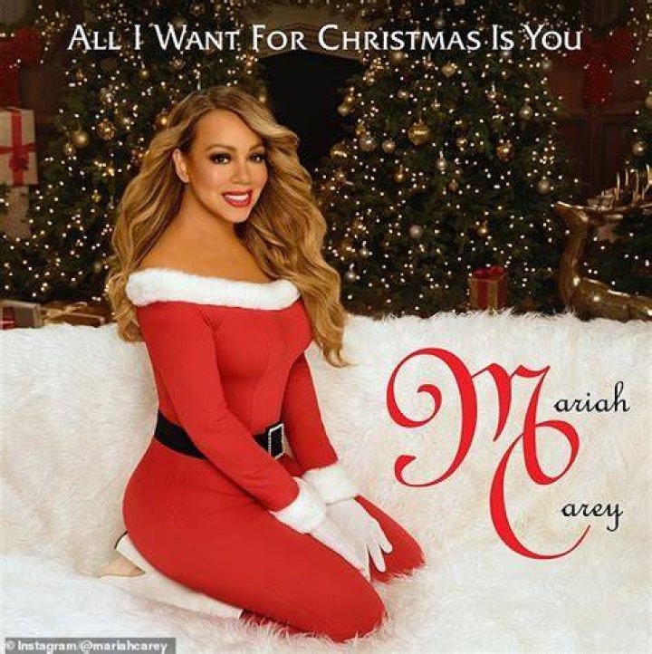 Mariah Carey Stuns While Performing ‘All I Want For Christmas Is You’ – Hollywood Life