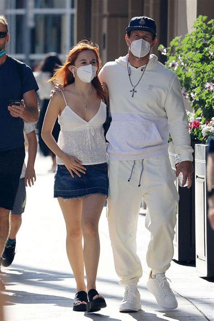 Mark Wahlberg & Daughter Ella Rae Go Shopping In Beverly Hills: Photo – Hollywood Life