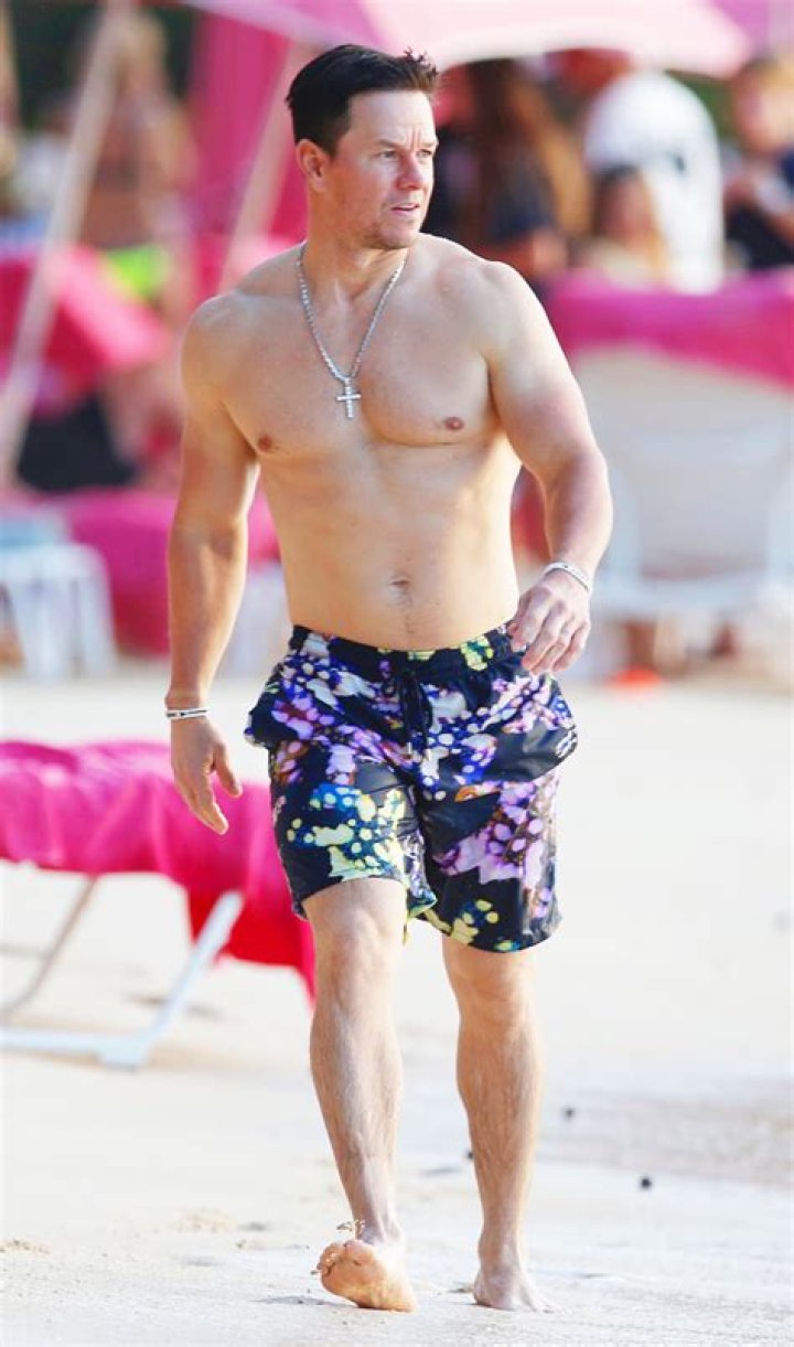 Mark Wahlberg Golfs Shirtless for Cinco De Mayo – Hollywood Life