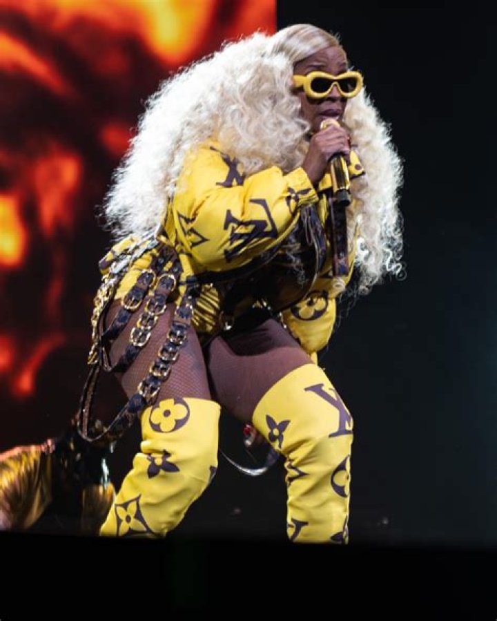 Mary J. Blige Rocks Harness & Short Shorts For NY Concert: Photos – Hollywood Life