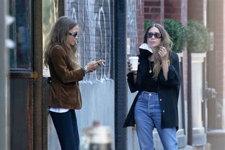 Mary-Kate & Ashley Olsen Spotted Taking A Smoke Break In NYC – Hollywood Life