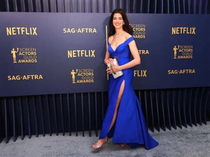 Matching SAG Awards Dress With Young ‘Modern Family’ Co-Star – Hollywood Life
