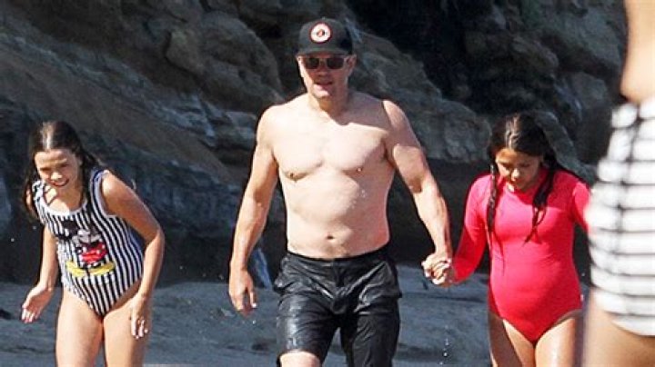 Matt Damon Goes Shirtless At The Beach With His Daughters & Friends – Hollywood Life