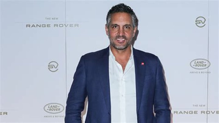 Mauricio Umansky Cozies Up to Mystery Woman After Kyle Richards Split – Hollywood Life