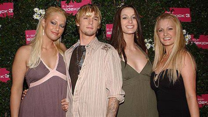 Meet His 7 Brothers & Sisters – Hollywood Life