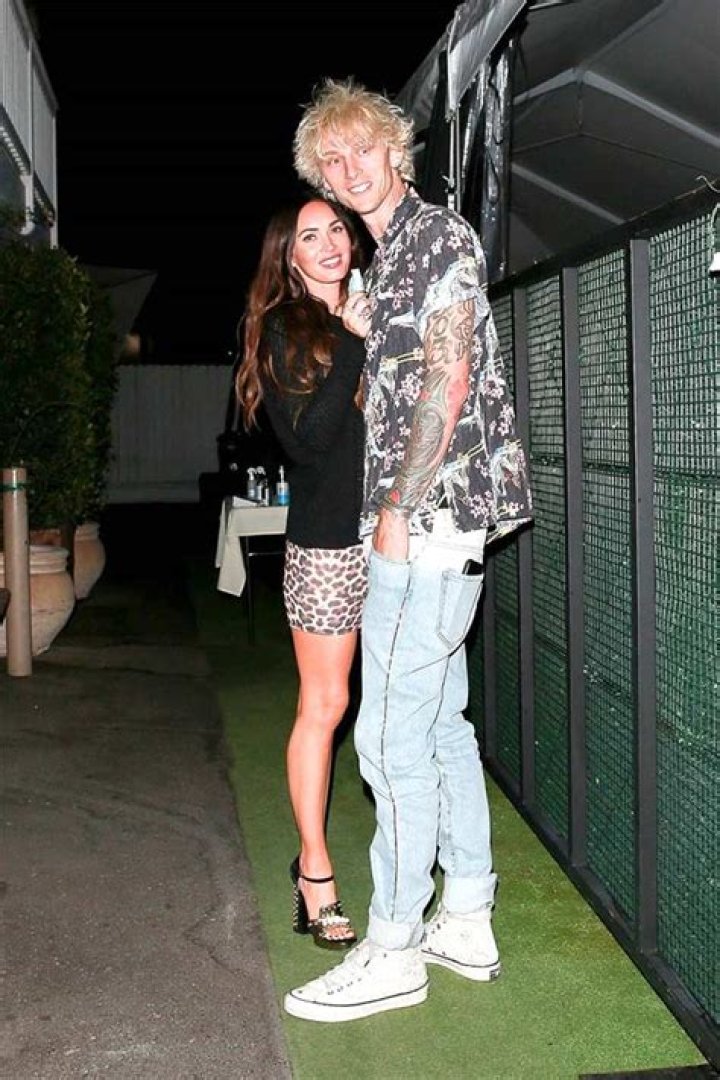 Megan Fox Kisses Machine Gun Kelly At His 31st Birthday Dinner: Watch – Hollywood Life
