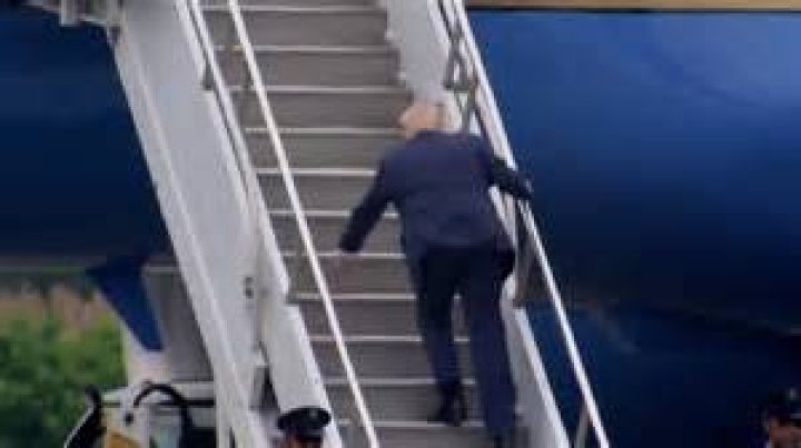 Melania Trump Struggles To Keep Skirt From Flying Up & Having Wardrobe Malfunction In Florida