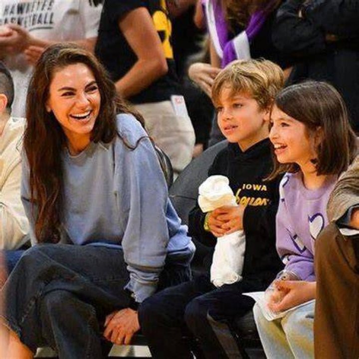 Mila Kunis & Ashton Kutcher Twin In Casual Looks For Kid-Free Coffee Date – Photo