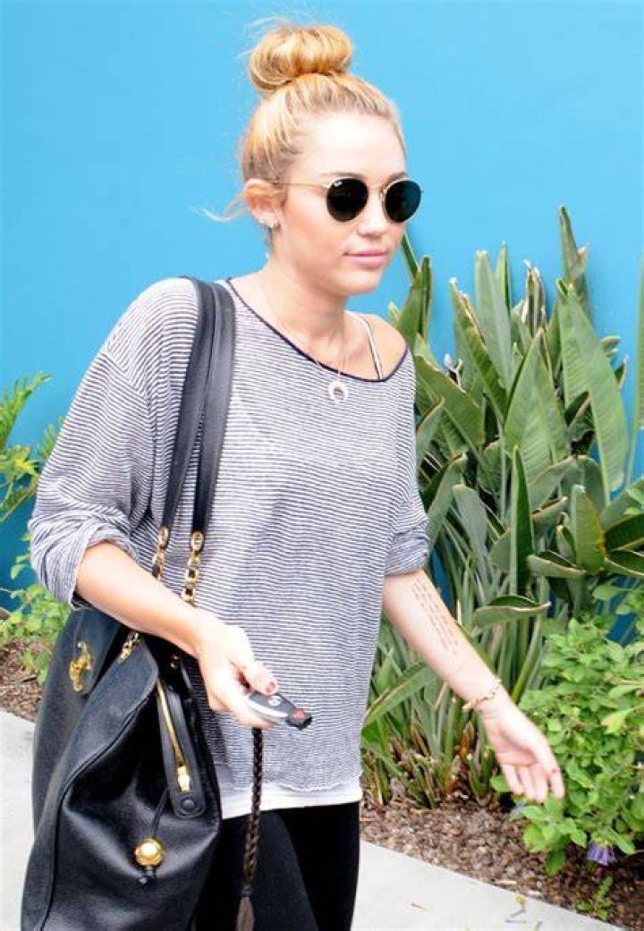 Miley Cyrus Cutting Herself — New Picture Of Cuts & Scars On Wrist – Hollywood Life