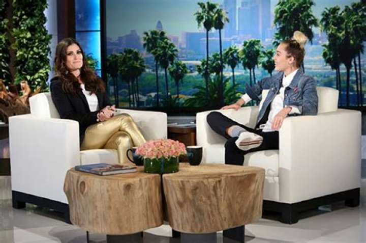 Miley Cyrus & Idina Menzel Agree That Elsa Should Be A Lesbian In ‘Frozen 2’ — Watch