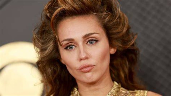 Miley Cyrus’ Sexy Twitter Pics — The Real Reason She Flaunts So Much Skin – Hollywood Life