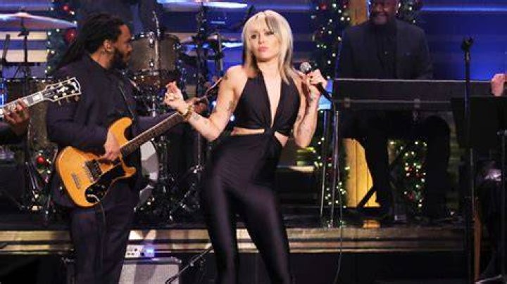 Miley Cyrus Wows In Cutout Jumosuit on Jimmy Fallon – Hollywood Life