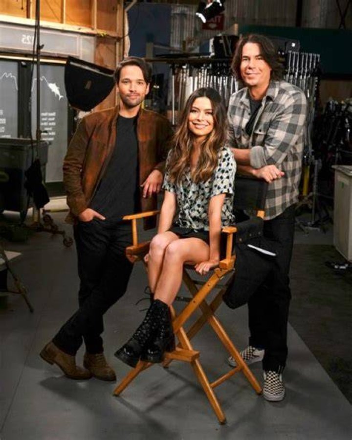 Miranda Cosgrove Dishes On Josh Peck Joining ‘iCarly’ Season 2 – Hollywood Life