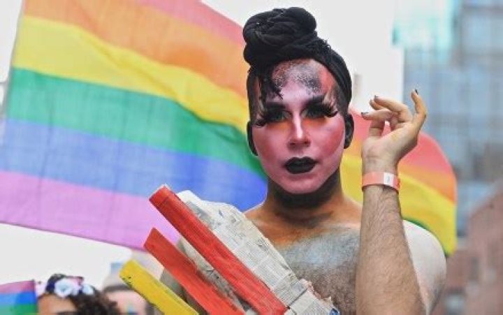 Miranda Lambert Attends NYC Pride With Husband & Her Brother – Hollywood Life