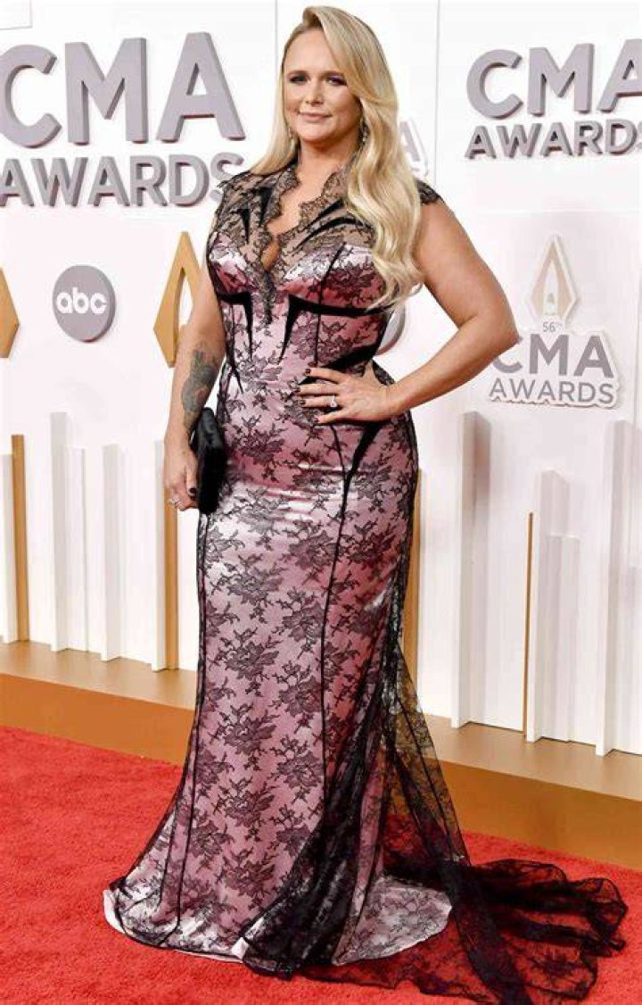 Miranda Lambert Dazzles In Pink On The CMA Awards Red Carpet & Slays A Stripped Down Version Of ‘Settling Down’