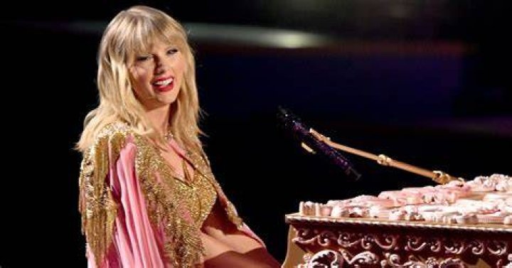 ‘Miss Americana’ Trailer: Taylor Swift Runs Off Stage & Hugs Joe Alwyn In 1st Look At Documentary