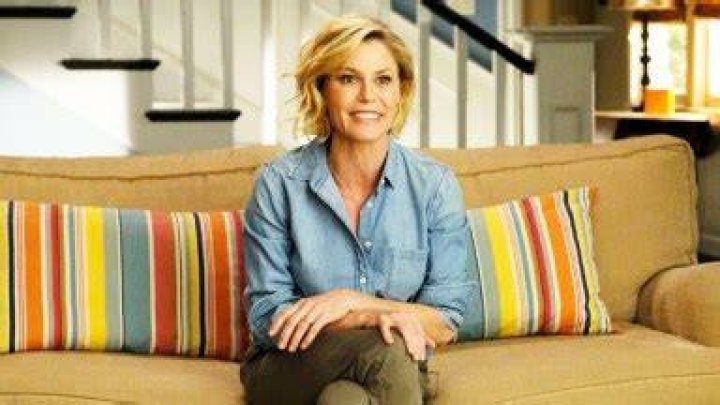 ‘Modern Family’ Star Julie Bowen Helps Fellow Hiker Who Fainted & Fractured Her Nose