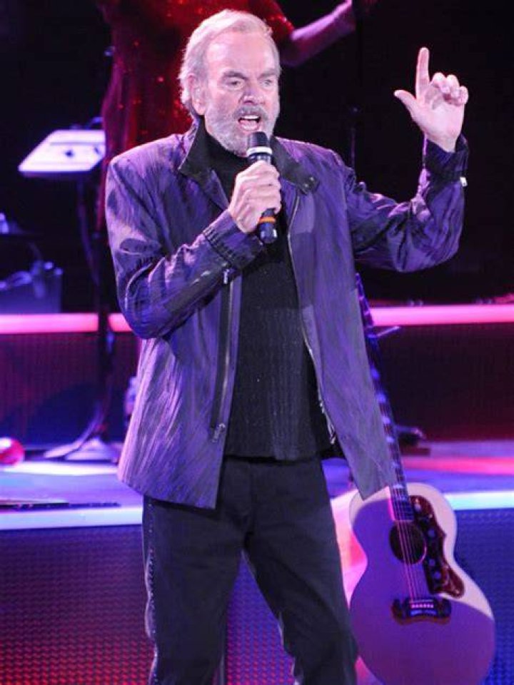 Neil Diamond Surprises Musical Audience With ‘Sweet Caroline’ – Hollywood Life