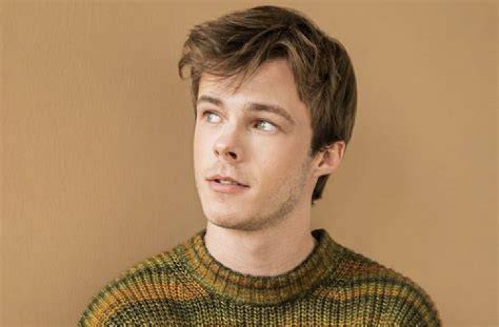 Nicholas Hamilton On ‘Spins’ & His Love For His Boyfriend: Exclusive – Hollywood Life