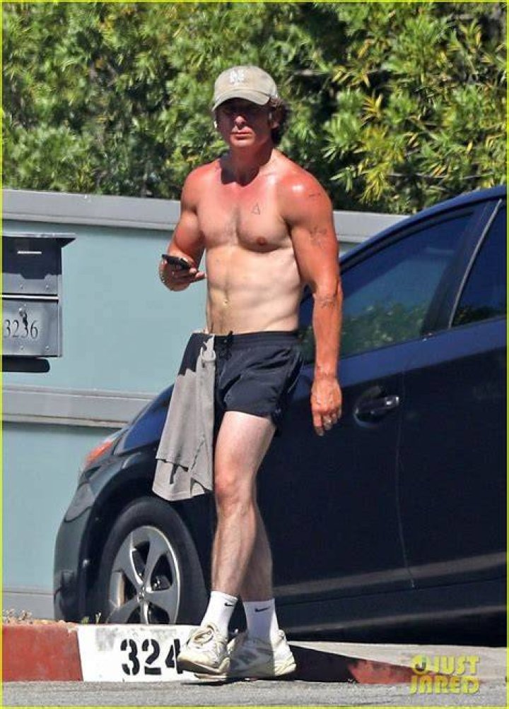 Nick Cannon, 40, Works Up A Sweat During Shirtless Workout: ‘Lunch Time Or Crunch Time?’ – Watch