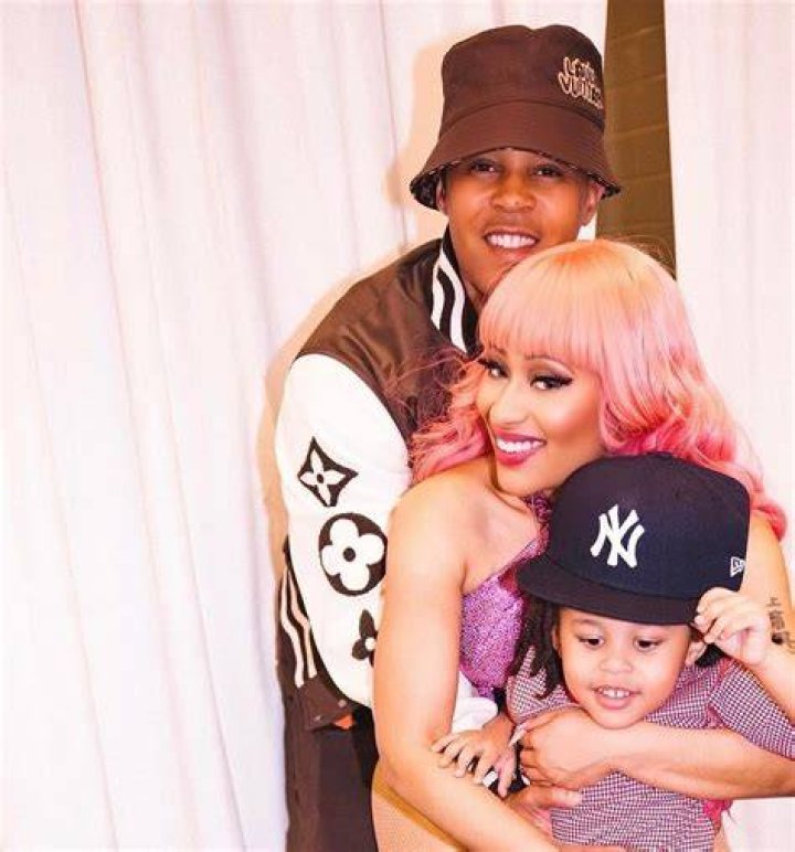 Nicki Minaj’s Louis Vuitton Jacket & Shorts – Photos – Hollywood Life
