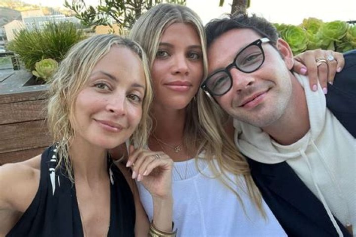 Nicole Richie Celebrates Sister Sofia’s Birthday With Throwback Photos – Hollywood Life