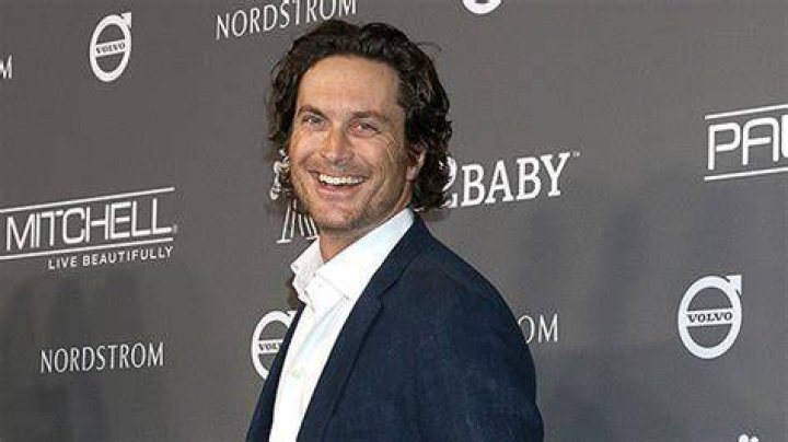 Oliver Hudson Shows Bare Naked Butt On Valentine’s Day: Photo – Hollywood Life