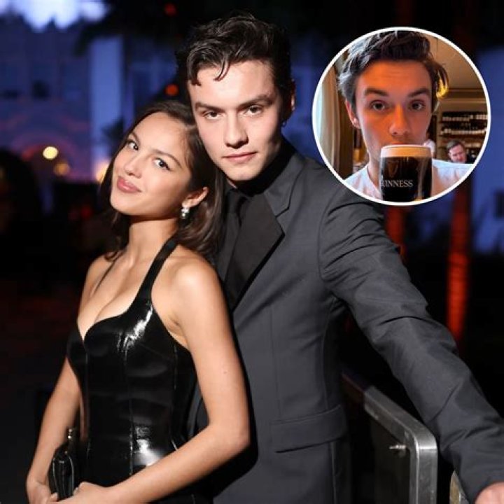 Olivia Rodrigo and Louis Partridge Spotted Kissing in New PDA Photos – Hollywood Life