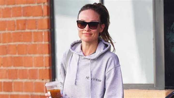Olivia Wilde Rocks Harry Styles’ Tour Merch Hoodie: Photo – Hollywood Life