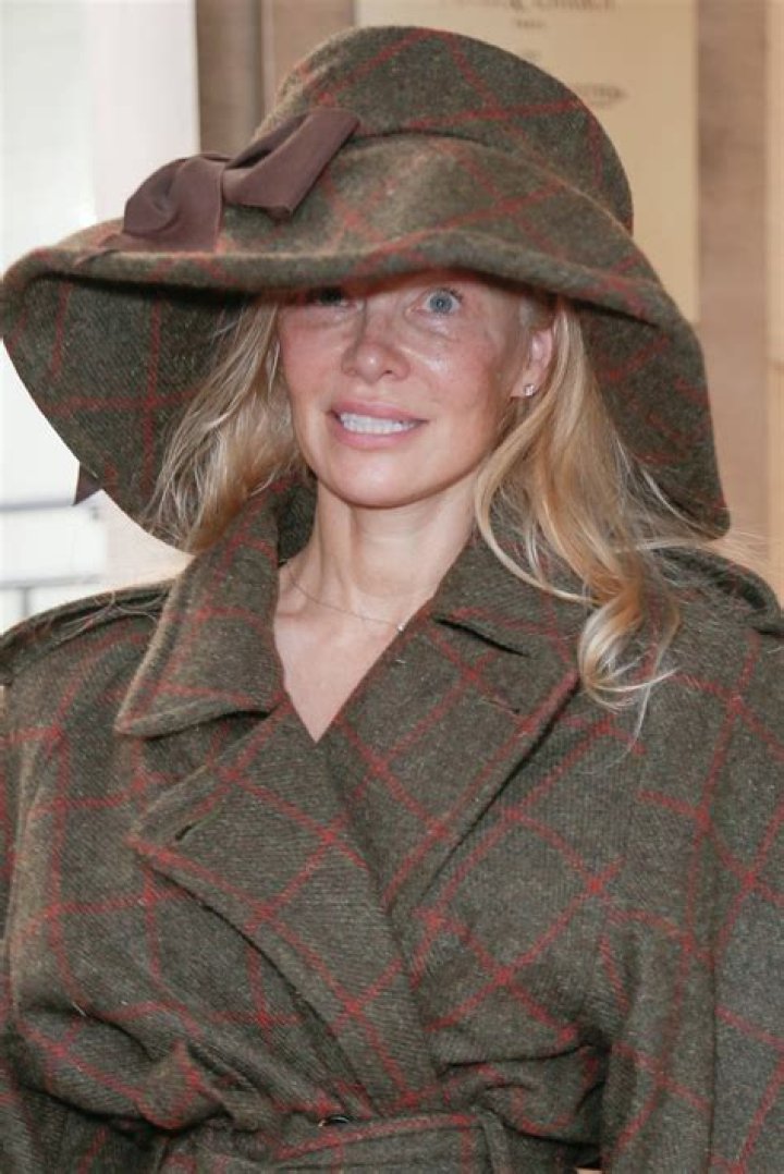 Pamela Anderson’s Best Makeup-Free Moments in Photos – Hollywood Life