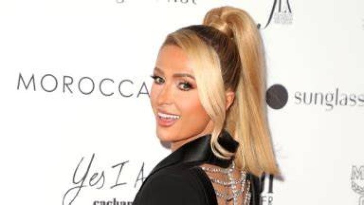 Paris Hilton’s Bodyguard Chases Her As She Dances At Coachella: Watch – Hollywood Life