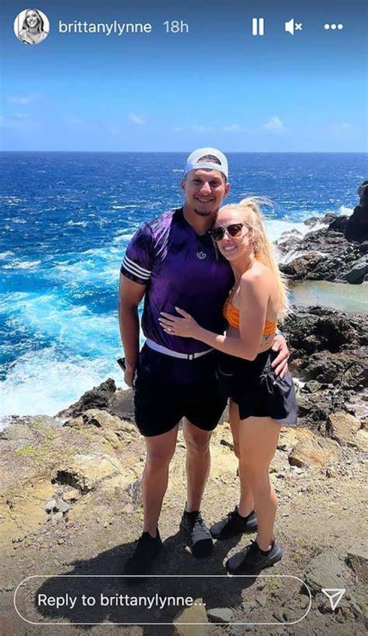 Patrick Mahomes & Brittany Matthews On Honeymoon: Photo – Hollywood Life