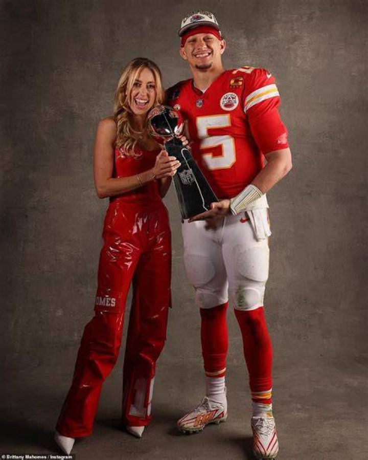 ​Patrick Mahomes Runs Off The Field To Give Brittany Matthews A Kiss After Chiefs’ Win