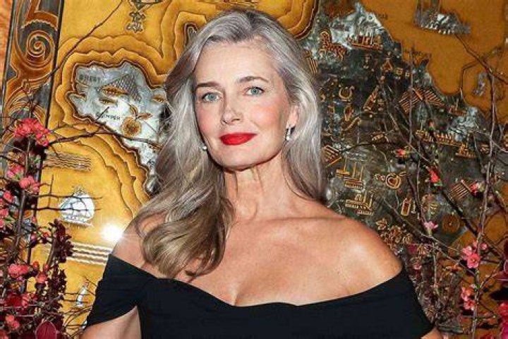 Paulina Porizkova, 56, Stuns In Makeup Free Photo As She Snuggles With Adorable Cat Oskar