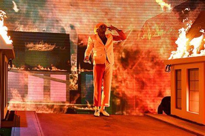 Performs ‘Earfquake’, ‘New Magic Wand’ – Hollywood Life