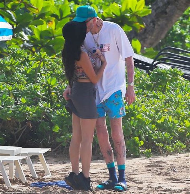 Pete Davidson Kisses Chase Sui Wonders In New PDA Photos From Hawaii Vacation