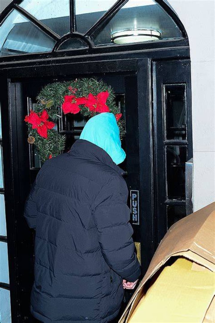 Pete Davidson Outside Emily Ratajkowski’s Home In New York: Photos – Hollywood Life
