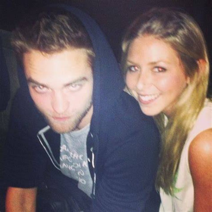 [PHOTO] Robert Pattinson At Alt-J Concert — Takes Pic With Sexy Blond Fan – Hollywood Life
